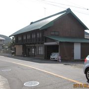 1882（明治15）年に建てられた旅籠で、大山街道の往時をしのばせてくれる貴重な建物です。