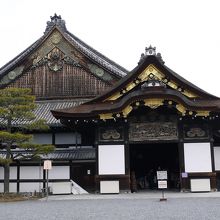 多くの歴史上の人物が通ったであろう、正面入り口です。