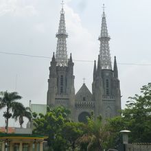 向かい合う様に建つカトリック教会