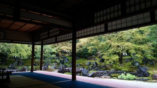 静かで美しい庭園