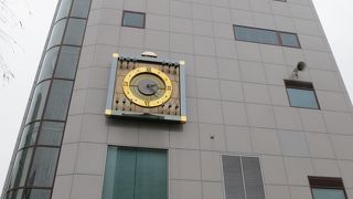 デンテツターミナルビルの側面にあります