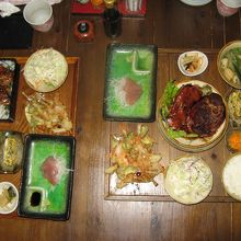 左が“なんこつソーキ重”、右が“焼きてびち定食”