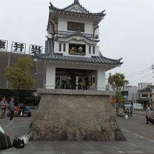 人吉駅前にある仕掛け時計。