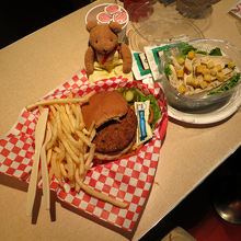 黒豆バーガーとチキン シーザー サラダです