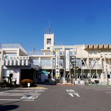 市役所の向かって左に有料駐車場