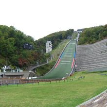 競技場の下から