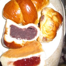 あんパンとジャムパンとバターロールとレーズンパン