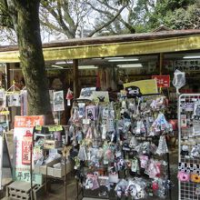 荷物を預かってくれた、入ってすぐ右側の土産物屋