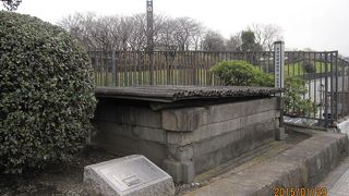 東京都指定旧跡江戸の名水で、桜田門外の変の日、井伊直弼はこの井戸の脇から登城していきました。