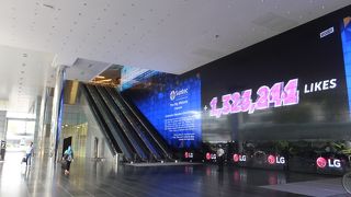 国際展示場、会議室、ショップなどがある大複合施設です