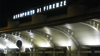 小さな空港。SMN駅までタクシーで約20分