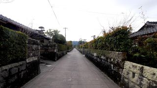 武家屋敷通りも風情がある．少し足を延ばして下久徳の田の神さぁも見るべき