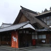 古くて大きな茅葺き屋根が歴史を感じます