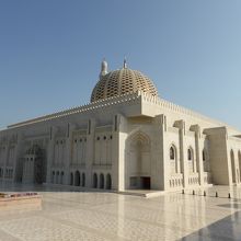 全面，白い大理石の美しいモスク