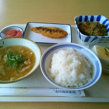 ご飯豚汁＋サイド２品＋すきやき風＋白身魚。これで１０００円