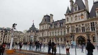 パリ市庁舎広場のアイススケート