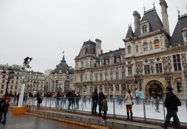 パリ市役所の前に特設アイススケートリンクが設けられます