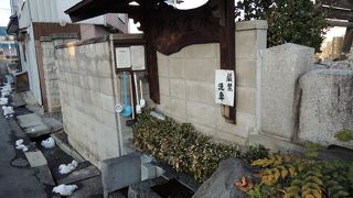 鈴木伊織の墓所の前にある湧水