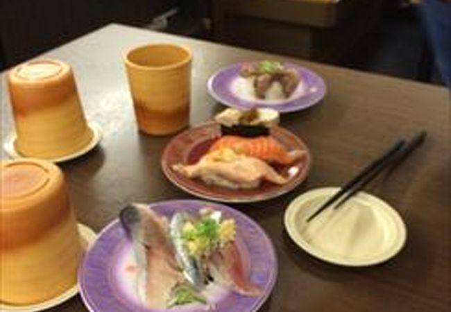 これは、ブルースリーです。このお寿司は、青魚の三点盛りが有って、特に、秋刀魚を代表として、おすすめの青魚を食べる事ができるセットものです。