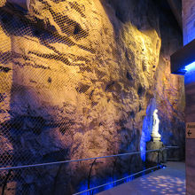 右がエレベータ乗り場で、奥にマリア像があります