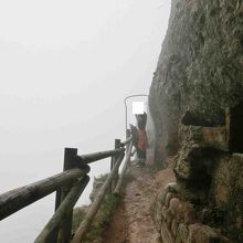 途中道が細く成ったところには手すりがありました。