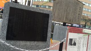 大岡川のほとりにあります