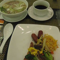 ある朝。フォーと焼きそばを選んだ。後から卵もきます