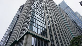 敷地内には北町奉行所跡や江戸城の遺構などもあって