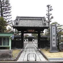寺号標と山門