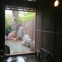 内風呂と露天が繋がった半露天様式