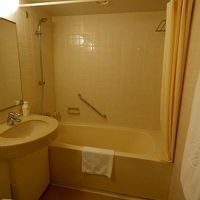 風呂はビジネスホテルなみの狭さ