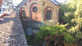 周辺の琵琶湖疏水を利用した蹴上発電所、水路閣、インクラインや、別荘地帯もご覧ください。