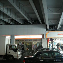 高架下に長くのびています。