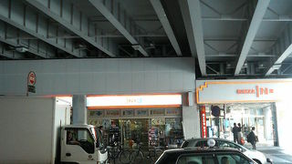 首都高の高架下に長く続くショッピングモール