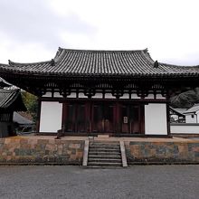 四天王様がいる金堂．