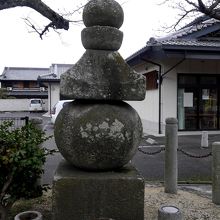 前にある蹶速塚