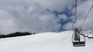 スキー場が有って、天気によっては、午前は、サラサラの雪質で、午後になると、べたべたになるそんなスキー場です。