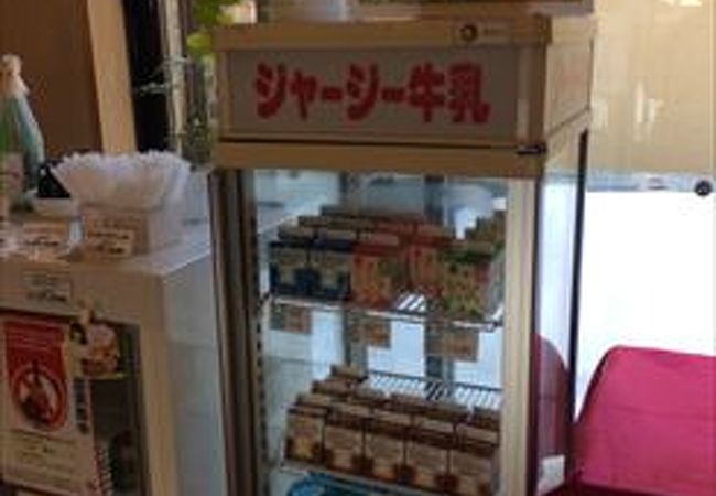 お風呂に入った後には、ジャージャー牛乳を飲んだり、又は、お水を飲んだりしてゆっくりとできるソファや畳の場所等が有って、ゆっくりとできます。