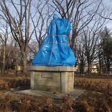 冬囲いされる野外彫刻もあります