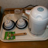 湯沸かしポットと茶器。この下は空の冷蔵庫（冷凍室なし）。