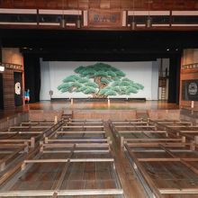 正面から見た舞台と桝席