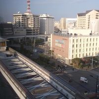 窓のすぐ横はゆいレール。那覇の中心部に立地。