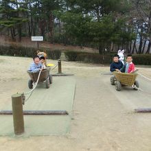 かちかち山の船です。ロープで引っ張って動かします。