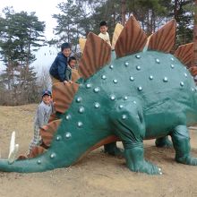 恐竜にのる子供達。