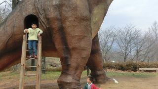 お金をかけずに子供たちの遊ぶなら恐竜公園！