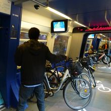 街中は自転車が多いのですが、電車内も自転車置き場が！