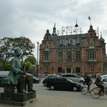 駅の正面にはチボリ公園（この写真は駅と反対側です）