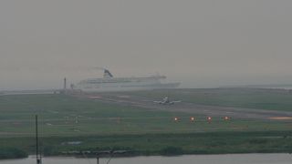 大型フェリーと飛行機のコラボ