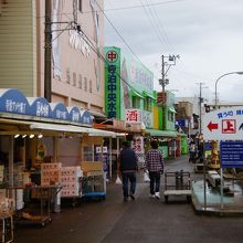 雨の為か、活気が失せた寺泊のアメ横