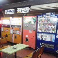 １階は自販機が並ぶスナックコーナー兼ゲームセンター２４H稼働